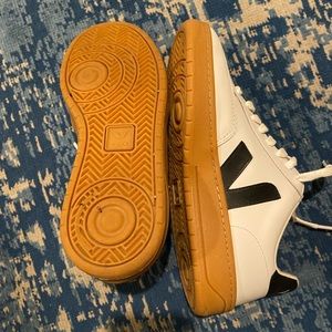 EUC Veja tennis shoe